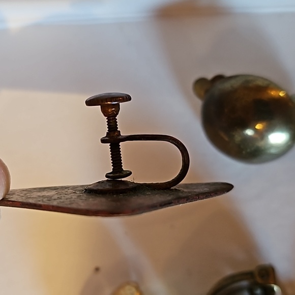 LOT of vintage screw back and clip on earrings - Picture 7 of 8